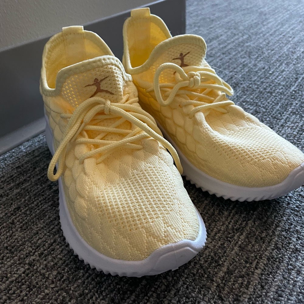 Tennis shoes